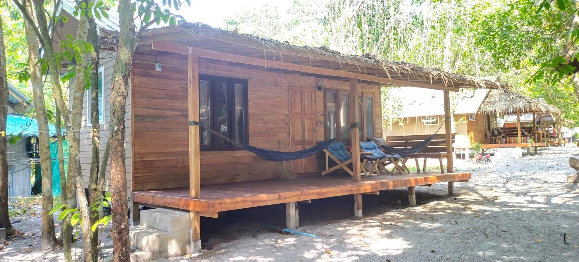 Lazy Hut Hotel Koh Phayam Exterior photo