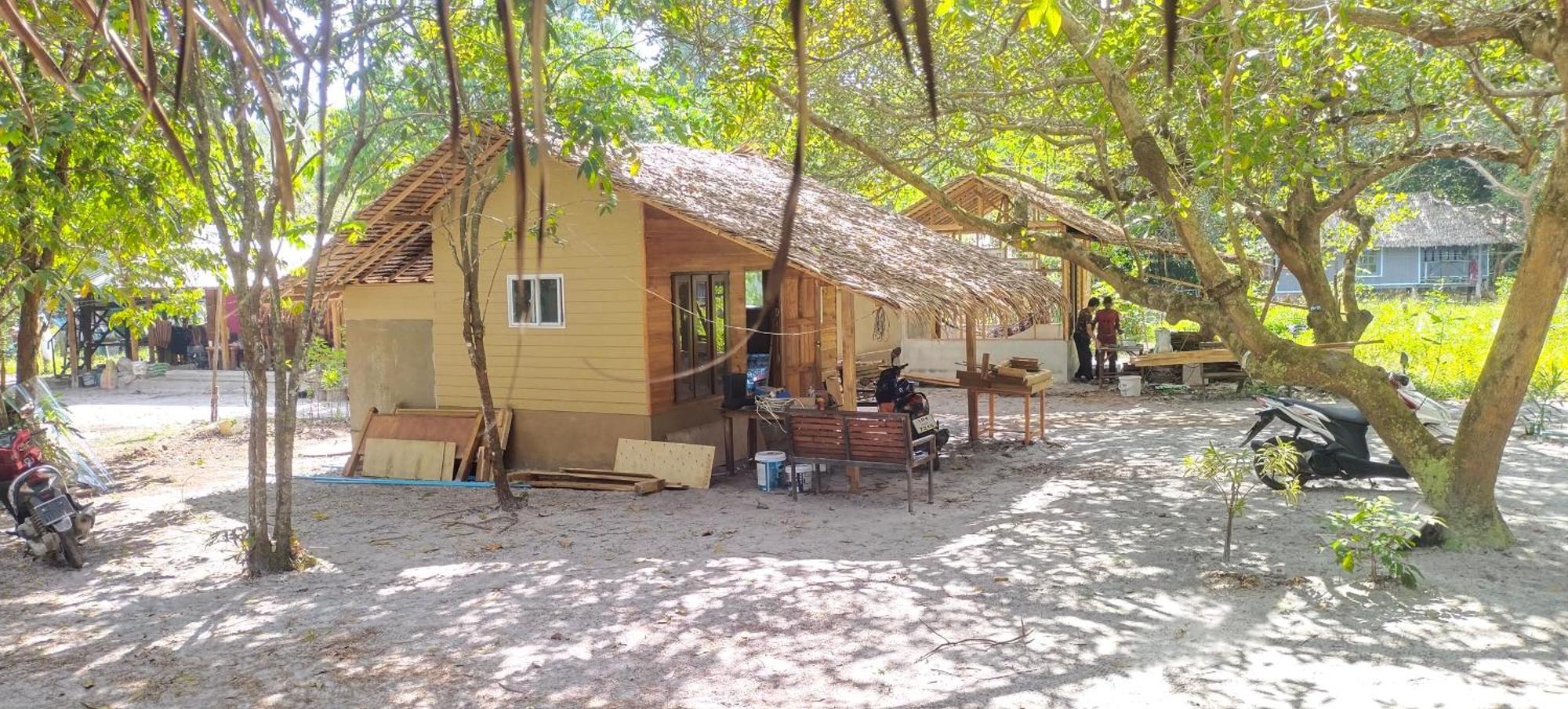 Lazy Hut Hotel Koh Phayam Exterior photo