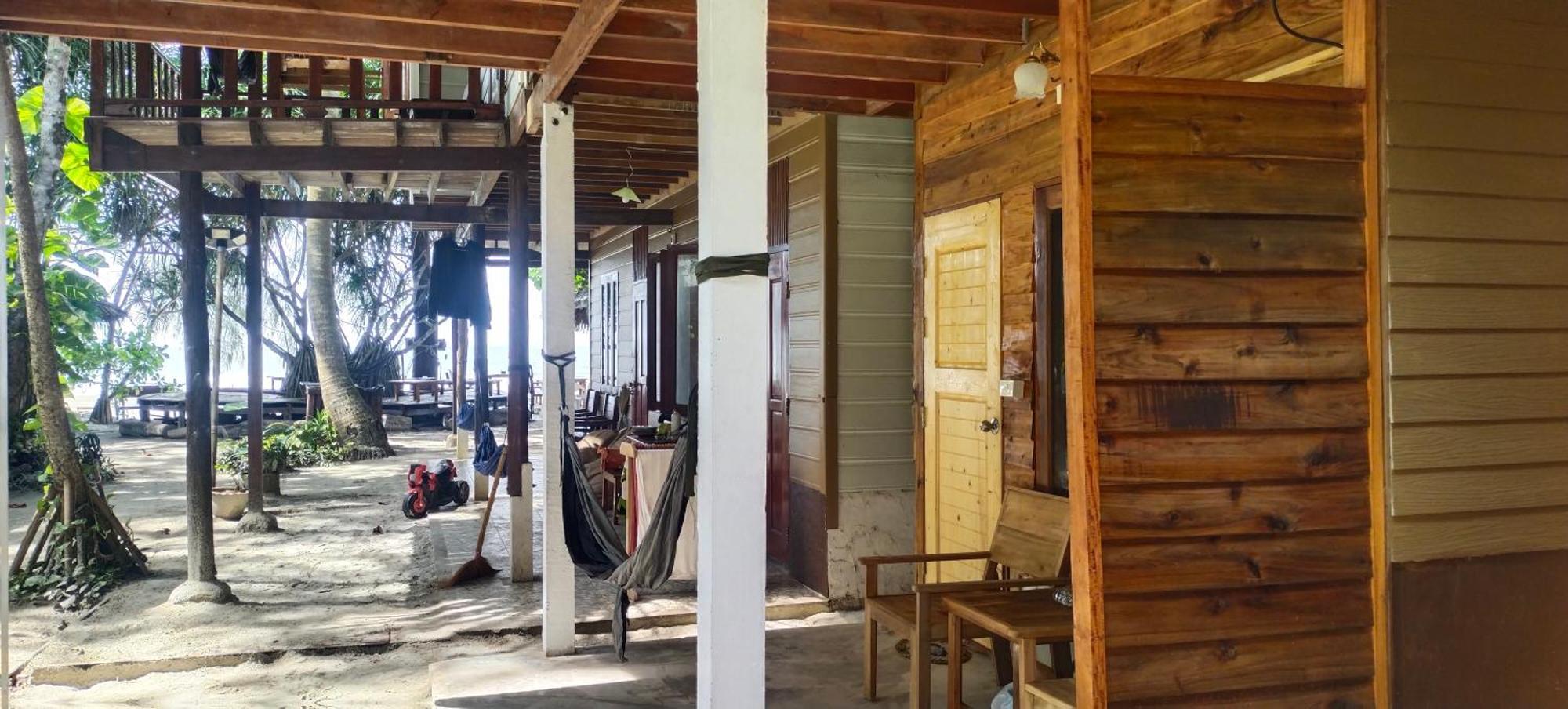Lazy Hut Hotel Koh Phayam Exterior photo
