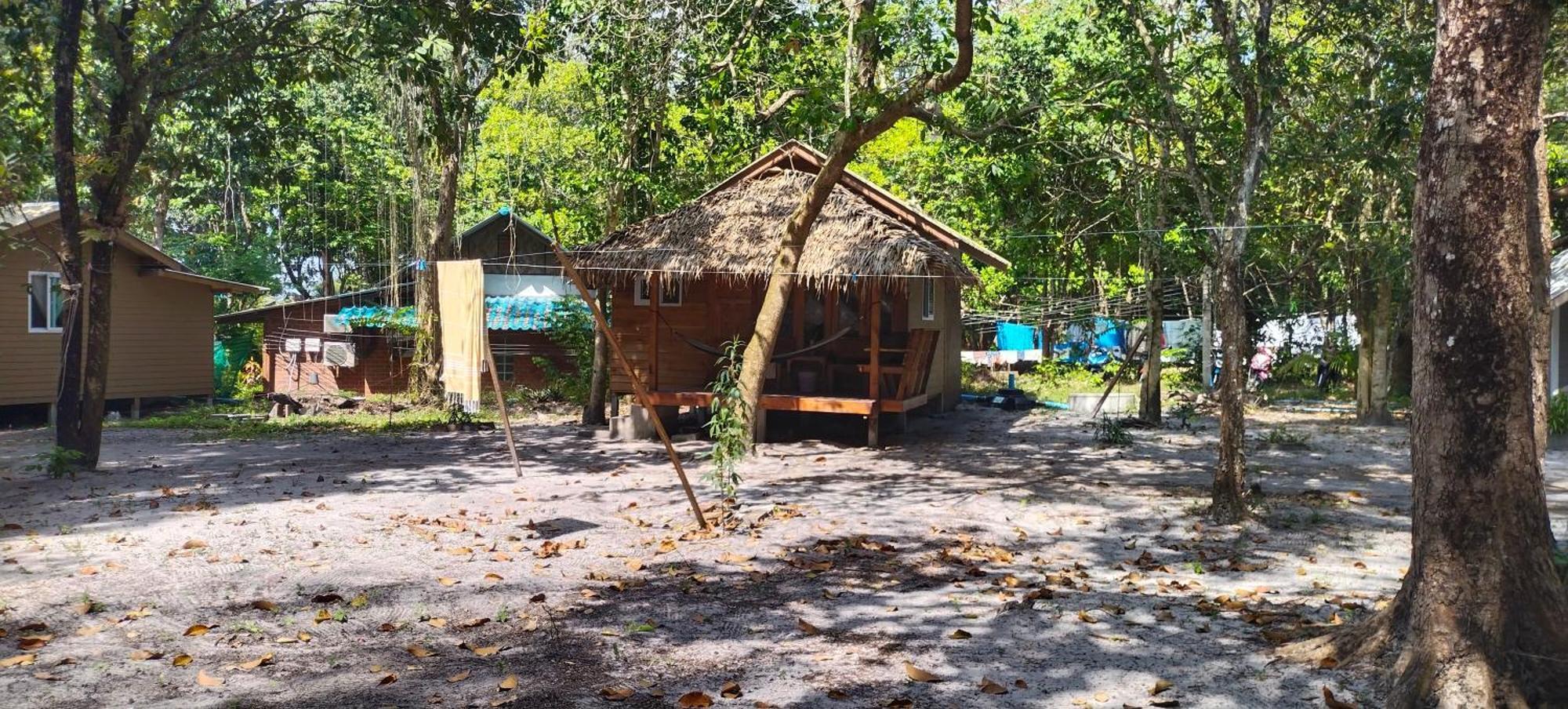 Lazy Hut Hotel Koh Phayam Exterior photo